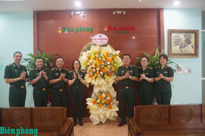 Thiếu tướng Văn Ngọc Quế (thứ 3, từ phải sang) cùng đoàn công tác tặng hoa, chúc mừng Báo Biên phòng. Ảnh: Thu Minh