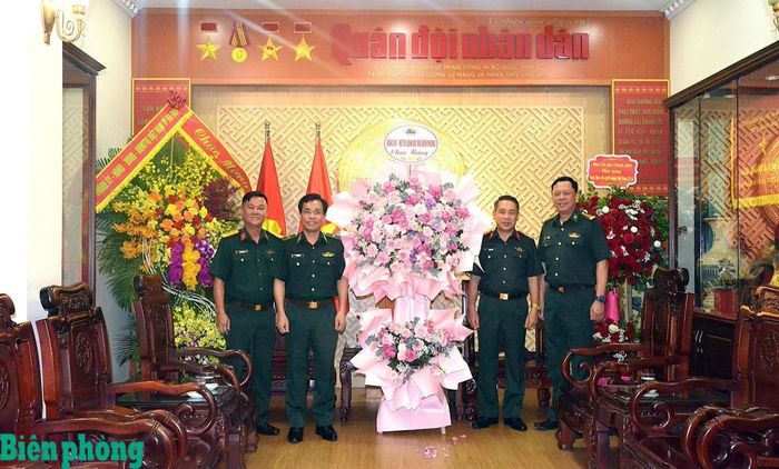 Thiếu tướng Vũ Quốc Ân (thứ 2, từ trái sang) cùng đoàn công tác tặng hoa, chúc mừng lãnh đạo, cán bộ, phóng viên, biên tập viên Báo Quân đội Nhân dân. Ảnh: Duy Khiêm