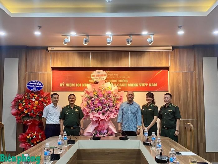 Đại tá Nguyễn Quốc Hiếu (thứ 2, từ trái sang) cùng đoàn công tác tặng hoa, chúc mừng Cơ quan Báo và Phát thanh, Truyền hình Hà Nội. Ảnh: Duy Khiêm