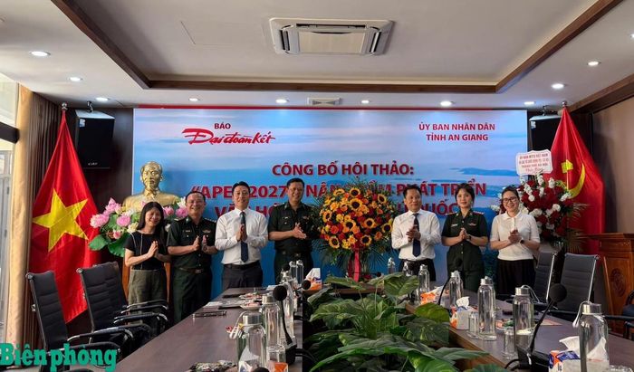 Đại tá Cà Văn Lập (thứ 4, từ trái sang) cùng đoàn công tác tặng hoa, chúc mừng Báo Đại đoàn kết. Ảnh: Duy Khiêm