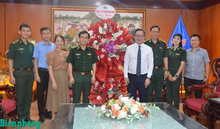 Thiếu tướng Vũ Quốc Ân (thứ 4, từ trái sang) cùng đoàn công tác tặng hoa, chúc mừng lãnh đạo, cán bộ, phóng viên, biên tập viên Đài Tiếng nói Việt Nam. Ảnh: Duy Khiêm