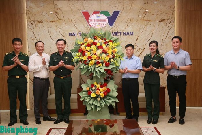 Thiếu tướng Nguyễn Xuân Toàn (thứ 3, từ trái sang) cùng đoàn công tác tặng hoa, chúc mừng Đài Truyền hình Việt Nam. Ảnh: Bình Minh
