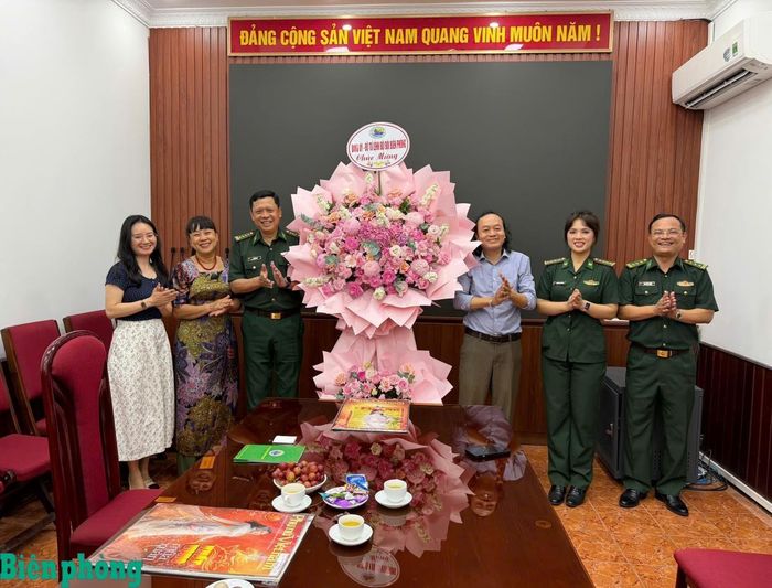 Đại tá Cà Văn Lập (thứ 3, từ trái sang) cùng đoàn công tác tặng hoa, chúc mừng Báo Phụ nữ Việt Nam. Ảnh: Duy Khiêm