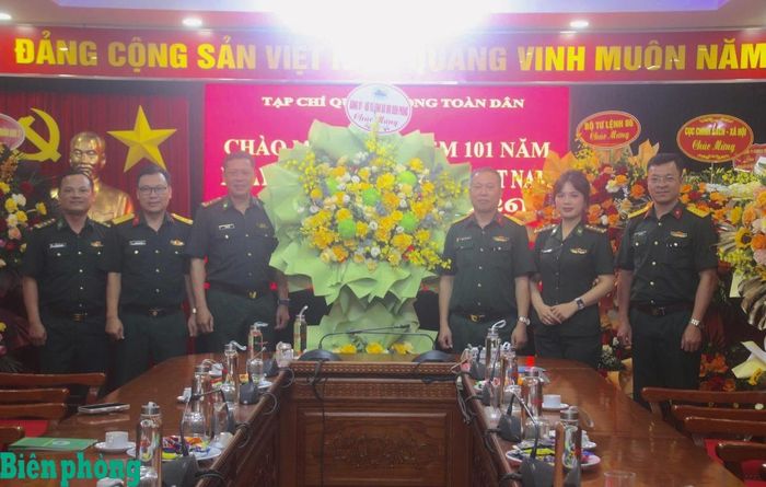 Đại tá Cà Văn Lập (thứ 3, từ trái sang) cùng đoàn công tác tặng hoa, chúc mừng Tạp chí Quốc phòng toàn dân. Ảnh: Duy Khiêm
