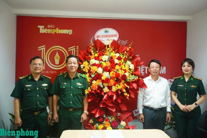 Thiếu tướng Văn Ngọc Quế (thứ 2, từ trái sang) cùng đoàn công tác tặng hoa, chúc mừng Báo Tiền phong. Ảnh: Duy Khiêm