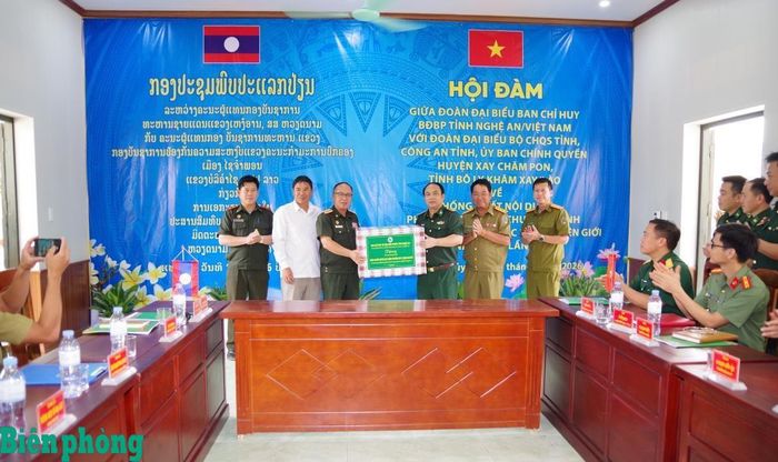 Đại tá Nguyễn Công Lực, Chỉ huy trưởng Ban Chỉ huy Bộ đội Biên phòng tỉnh Nghệ An tặng quà cho lực lượng bảo vệ biên giới Lào. Ảnh: Hải Thượng