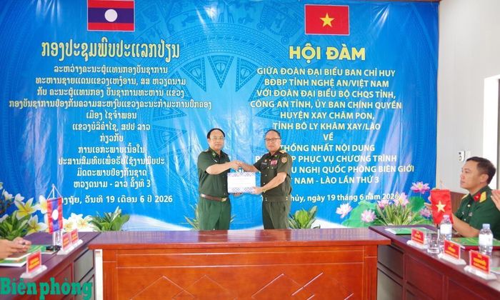 Đại tá Đao Pha Hắt Phụm Xa Vàng Vi, Phó Chỉ huy trưởng Bộ Chỉ huy Quân sự tỉnh Bô Ly Khăm Xay tặng quà cho Bộ đội Biên phòng tỉnh Nghệ An. Ảnh: Hải Thượng