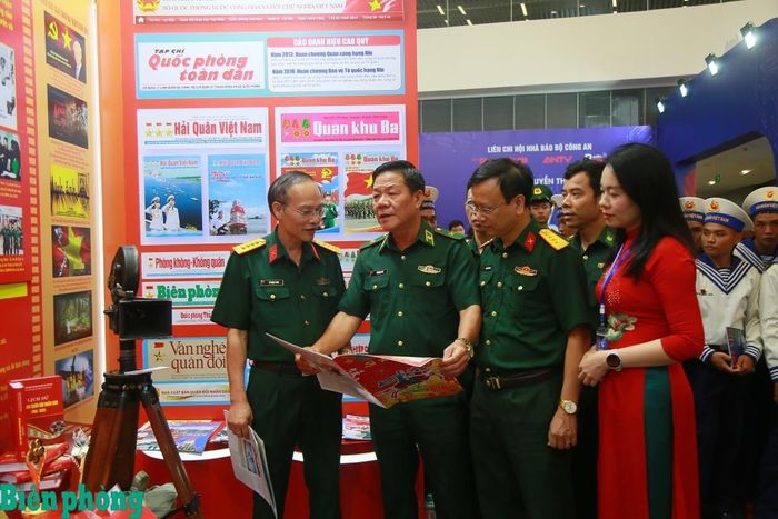 Thiếu tướng Văn Ngọc Quế tham quan khu vực trưng bày của khối báo chí Quân đội tại Hội báo toàn quốc năm 2026. Ảnh: Cẩm Linh