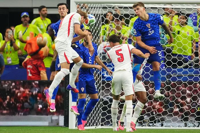  Harry Kane bật cao đánh đầu tung lưới Croatia trong trận đấu mà Anh và Croatia cống hiến tới 6 bàn thắng. 