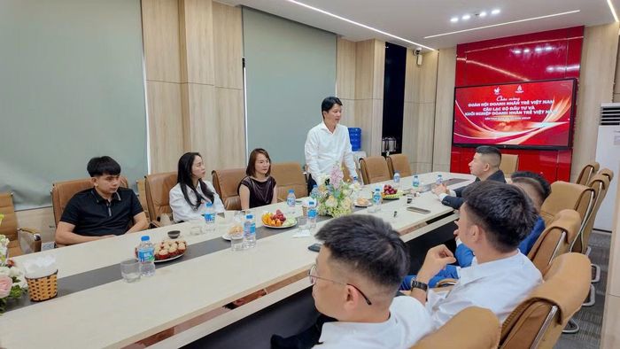 Anh Lê Mạnh Cường trao đổi với các doanh nhân trẻ thành viên CLB Đầu tư và Khởi nghiệp Doanh nhân trẻ Việt Nam.