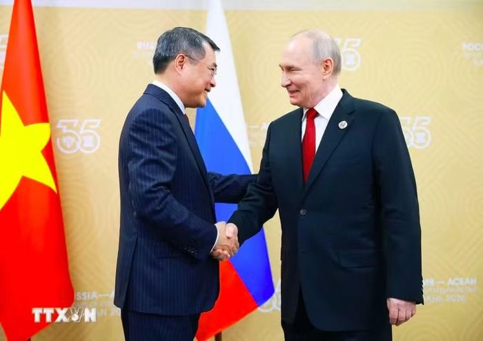 Thủ tướng Lê Minh Hưng hội kiến Tổng thống Nga Vladimir Putin. Ảnh: TTXVN
