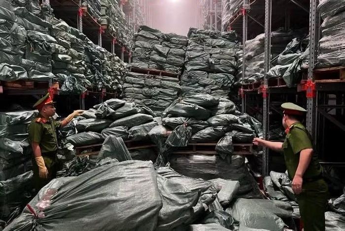 Số lượng lớn chân gà thu giữ.