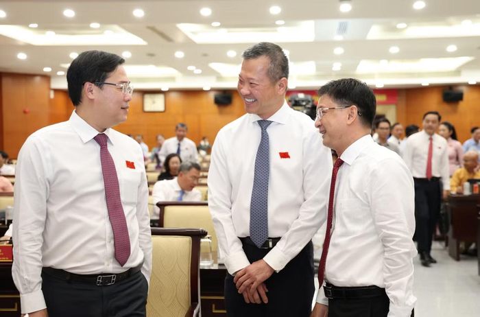 Lãnh đạo Thành ủy - UBND TPHCM dự kỳ họp. Ảnh: Ngô Tùng