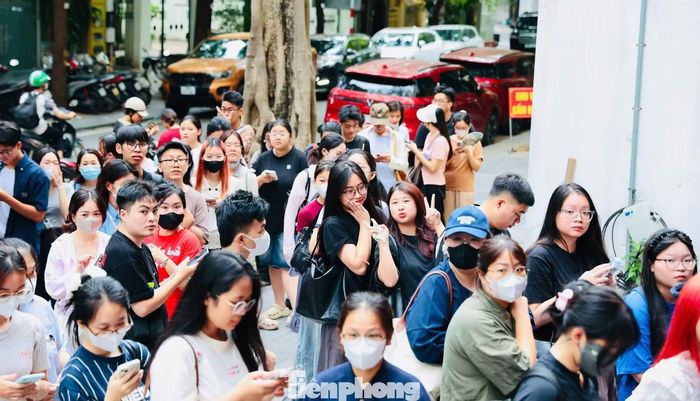  Hàng dài khán giả xếp hàng trật tự trước khu vực phát vé. Nhiều người cho biết đã theo dõi thông tin về concert Thanh xuân từ khi chương trình được công bố và quyết định đến nhận vé trực tiếp sau khi chưa đăng ký thành công ở các đợt phát hành vé trực tuyến trước đó. 