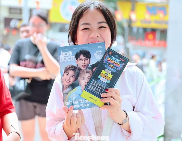 Cũng trong ngày 19/6, nền tảng Lasoong tiếp tục phát hành vé điện tử từ 8h sáng. Trước đó, ban tổ chức đã mở hai đợt đăng ký vé điện tử trên nền tảng LaSoong vào ngày 16 và 17/6. Toàn bộ vé được định danh bằng căn cước công dân nhằm hạn chế tình trạng mua bán, chuyển nhượng trái phép và bảo đảm quyền lợi cho khán giả. Bên cạnh đó, chương trình cũng kêu gọi khán giả đóng góp tự nguyện từ 50.000 đồng cho các hoạt động thiện nguyện hỗ trợ người dân có hoàn cảnh khó khăn.