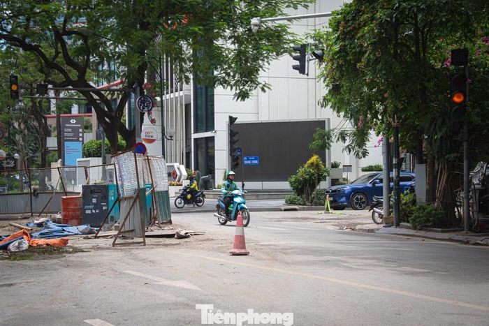 Kéo dài từ ngã tư Quang Trung - Hai Bà Trưng đến phố Lý Thường Kiệt, hàng loạt rào chắn, biển báo và vật liệu xây dựng vẫn bủa vây lòng đường, che kín lối đi của các phương tiện.