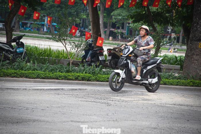 Bên cạnh đó, nhiều hố ga dở dang khiến mặt đường không được hoàn trả đồng bộ. Do không kịp quan sát, nhiều người đi đường đã "sập bẫy" hố ga dang dở, xe bị nhấc bổng, hụt bánh khi đi qua đoạn đường này.