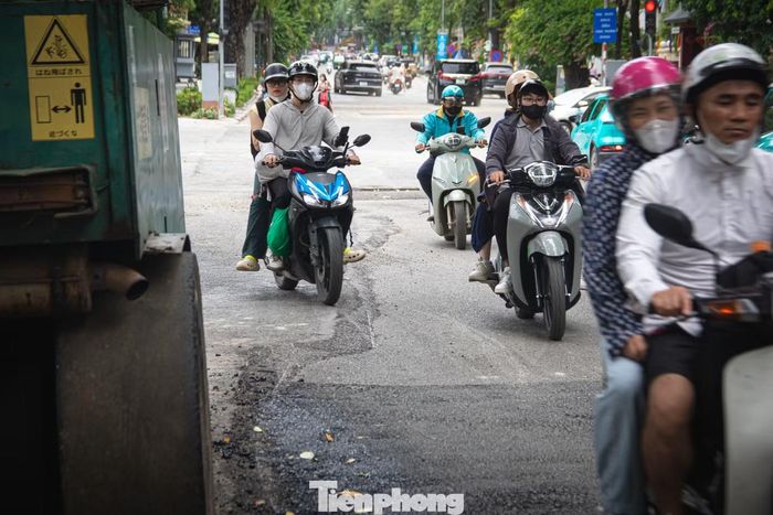 Bên trong công trường, máy móc, thiết bị thi công vẫn án ngữ. Dọc tuyến phố, đá dăm, cát sỏi và vật liệu xây dựng vương vãi khắp mặt đường.
