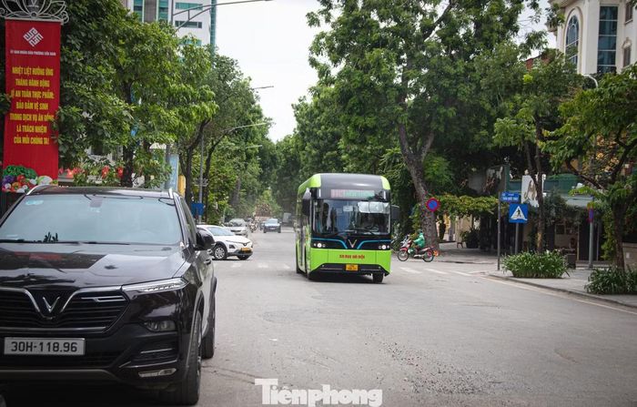 Liên quan đến tiến độ dự án, đại diện Trung tâm Quản lý hạ tầng kỹ thuật Hà Nội thông tin, nguyên nhân khiến công trường vẫn ngổn ngang là do một số đoạn nền asphalt không đạt độ chặt yêu cầu. Để đảm bảo chất lượng, các vị trí này đang được bóc dỡ và thảm lại.