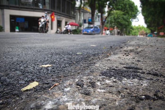 Ghi nhận trên phố Quang Trung cho thấy hàng loạt vị trí vẫn thi công dang dở, vật liệu xây dựng bủa vây lối đi, mặt đường chưa được hoàn trả đồng bộ gây mất an toàn giao thông nghiêm trọng.
