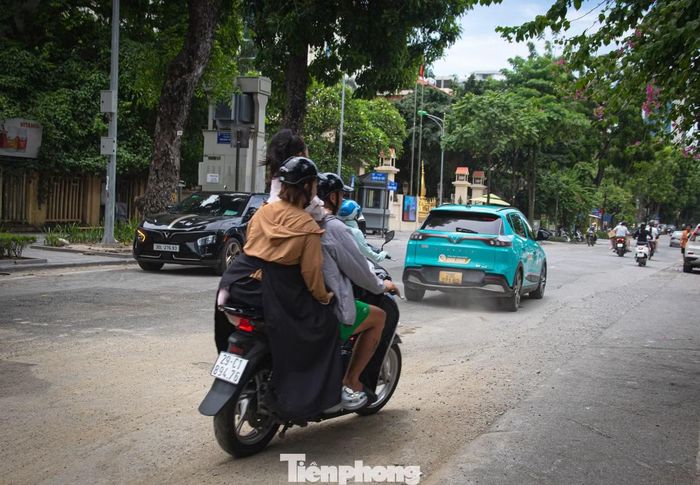 Dự án kéo dài thời gian thi công gây ảnh hưởng trực tiếp đến việc đi lại của người dân. Khi di chuyển qua khu vực công trường, người tham gia giao thông buộc phải giảm tốc và đeo khẩu trang để tránh nguy hiểm, bụi bẩn.