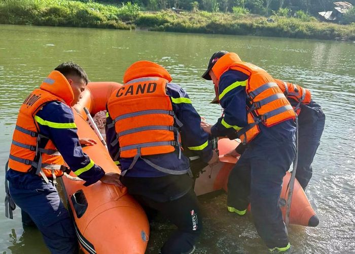 Lực lượng chức năng tìm thấy thi thể 2 người mất tích khi tắm sông Đạ Dâng.