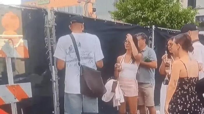 Borja Iglesias và bạn gái trên đường trở vào trong trại huấn luyện nhưng không được phép