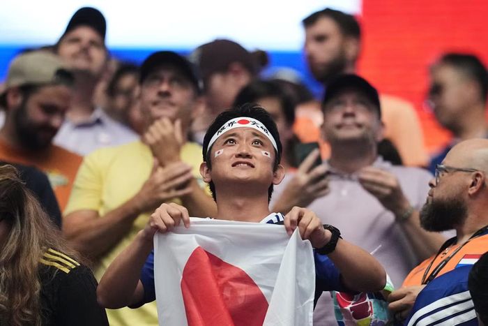  “Mặt trời mọc” trên khán đài. 