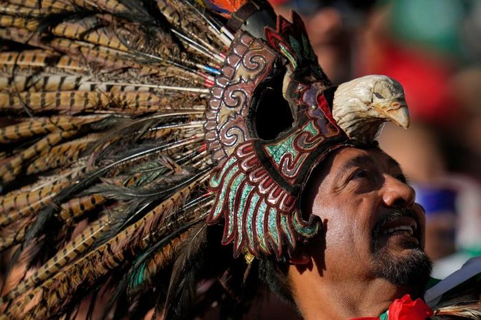  Fan Mexico này tin rằng, “thần điểu” của dãy Andes sẽ trợ giúp đội nhà chiến thắng. 