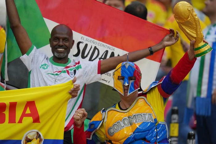 Một fan đến từ Sudan lạc bước vào khu vực CĐV Colombia trong trận đấu giữa Uzbekistan và Colombia. 