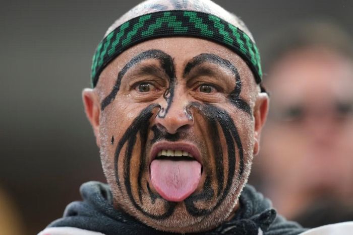  Ở đâu có fan New Zealand, ở đó có điệu nhảy chiến tranh haka với biểu cảm thè lưỡi đe dọa đã trở thành “độc bản”. 