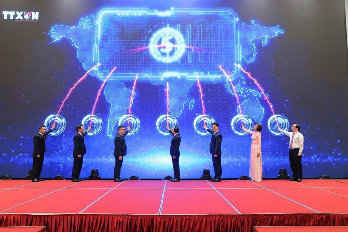 Các đại biểu ấn nút khai mạc Diễn đàn Báo chí toàn quốc 2026.