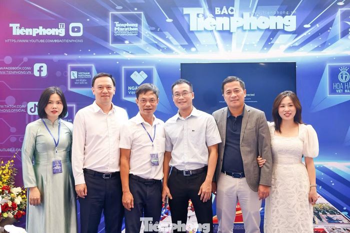  Lãnh đạo một số cơ quan báo chí đến thăm gian trưng bày báo Tiền Phong. 