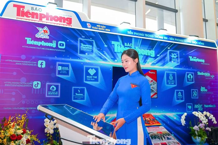 Hệ thống màn hình tương tác thông minh giúp độc giả dễ dàng tiếp cận hệ sinh thái nội dung số của báo.