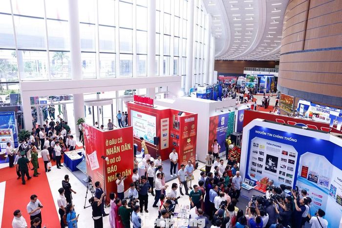 Các gian trưng bày được đầu tư công phu, kết hợp hài hòa giữa công nghệ hiện đại và những giá trị truyền thống, trở thành điểm nhấn thu hút hàng nghìn lượt khách. 