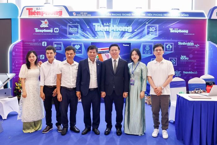 Đồng chí Trần Thanh Lâm, Ủy viên BCH Trung ương Đảng, Phó trưởng Ban Tuyên giáo và Dân vận Trung ương (thứ ba từ phải sang) thăm gian hàng và trò chuyện với cán bộ, phóng viên báo Tiền Phong.