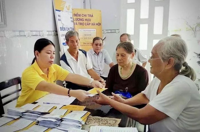 Hà Nội còn hơn 20.000 người chưa làm lại giấy ủy quyền nhận lương hưu.