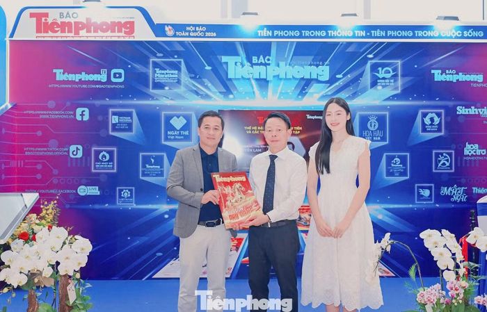 Lần đầu tiên tham gia Hội Báo toàn quốc, Á hậu Vân Nhi khá ấn tượng với các gian trưng bày tại Trung tâm Hội nghị - Biểu diễn TP. Hải Phòng.