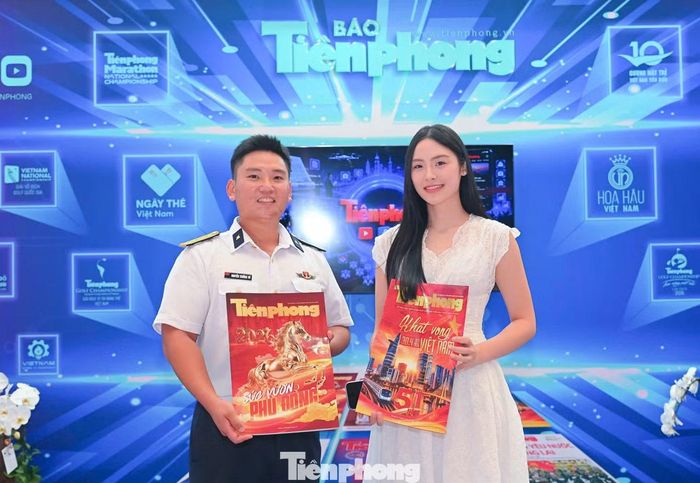 Sự xuất hiện của Á hậu Vân Nhi khiến gian trưng bày của Báo Tiền Phong trở nên nhộn nhịp hơn. Nhiều khách tham quan nhanh chóng nhận ra Á hậu quê Hải Phòng và mong muốn được đứng chung khung hình.