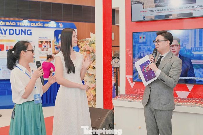 Khoảnh khắc Á hậu Vân Nhi vui vẻ tham gia thử thách từ chương trình Vua Tiếng Việt tại gian trưng bày của Đài truyền hình Việt Nam. 