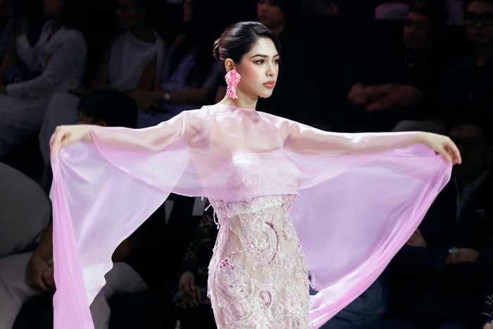 Xuất hiện trong thiết kế tông hồng pastel mềm mại, đương kim Á hậu Miss Cosmo gây ấn tượng với vẻ đẹp thanh thoát và phong thái tự tin.