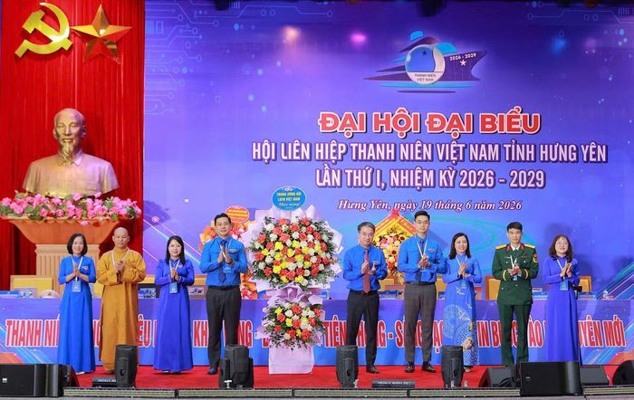 Bí thư T.Ư Đoàn, Chủ tịch Hội LHTN Việt Nam tặng lẵng hoa chúc mừng Đại hội. Ảnh: CTV