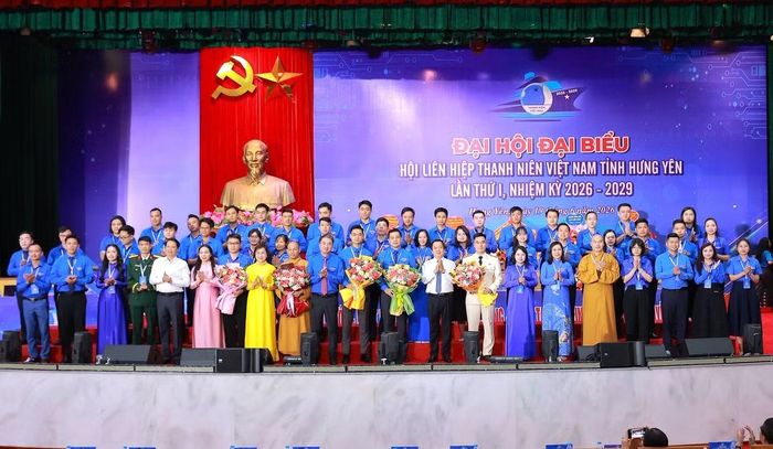 Bí thư Tỉnh ủy Hưng Yên Phạm Quang Ngọc và Bí thư T.Ư Đoàn, Chủ tịch Hội LHTN Việt Nam Nguyễn Tường Lâm tặng hoa chúc mừng Ủy ban Hội LHTN Việt Nam tỉnh Hưng Yên khóa I. Ảnh: CTV
