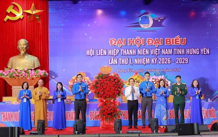 Bí thư Tỉnh ủy Hưng Yên Phạm Quang Ngọc tặng lẵng hoa chúc mừng Đại hội. Ảnh: CTV