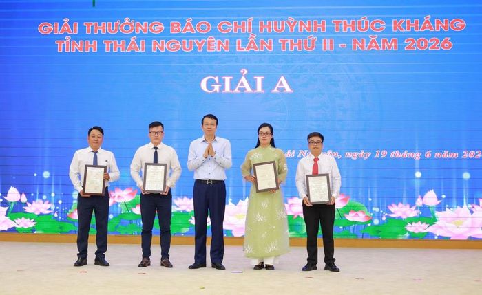 Ban tổ chức trao giải cho các tác giải đoạt Giải A- Giải báo chí Huỳnh Thúc Kháng