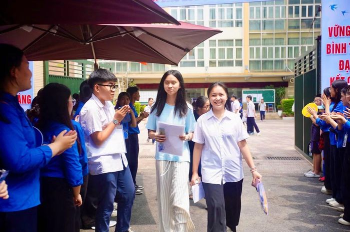 Bên cạnh những trường có điểm chuẩn cao chót vót, Hà Nội vẫn còn một số trường tuyển sinh 3 môn 10 điểm. (ảnh: Duy Phạm)