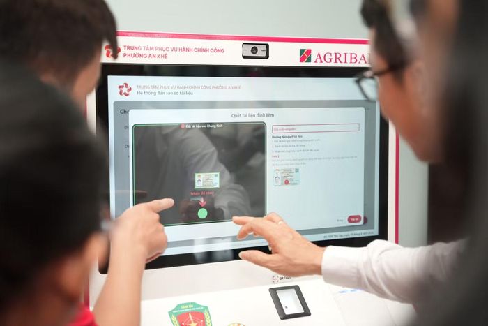 Người dân có thể thao tác trực tiếp tại kiosk một cách nhanh chóng.