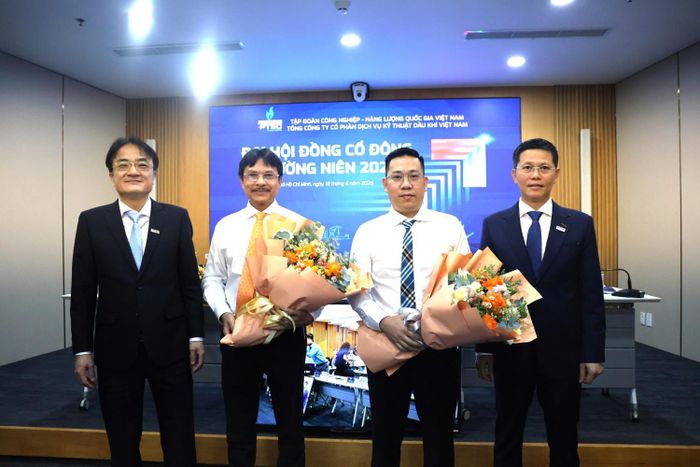 Lãnh đạo PTSC gửi lời tri ân tới ông Đỗ Quốc Hoan - Thành viên HĐQT PTSC và ông Phạm Văn Tiến - Kiểm soát viên PTSC vì những đóng góp trong thời gian đảm nhiệm vai trò tại Tổng công ty.