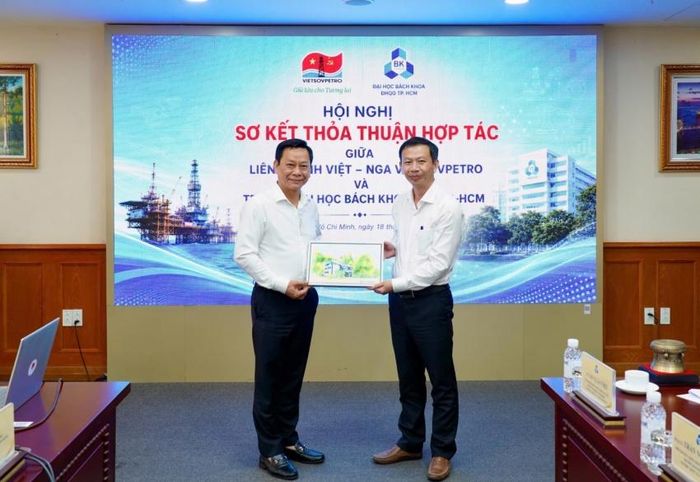 Đại diện lãnh đạo hai đơn vị tặng quà lưu niệm.
