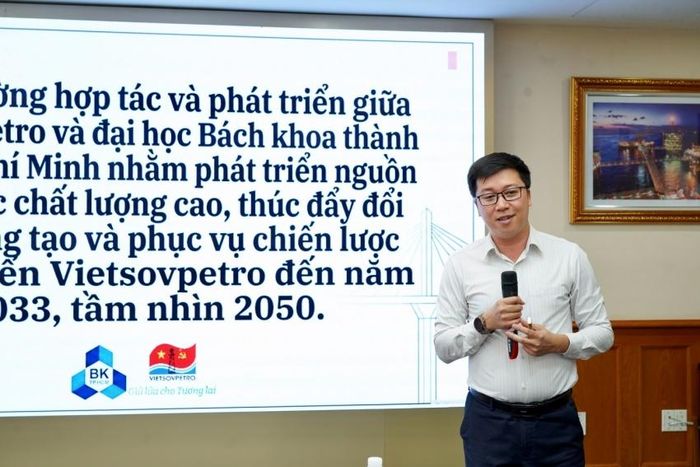 Ông Võ Văn Châu - Phó phòng Nhân sự Vietsovpetro trình bày báo cáo sơ kết nội dung của MOU đã triển khai giai đoạn 2023-2026.